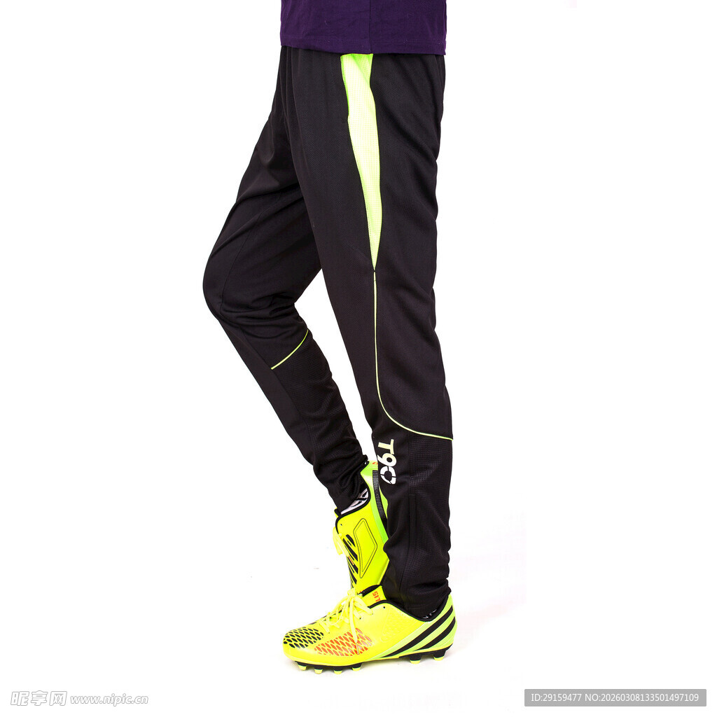 运动长裤搭配亮色运动鞋