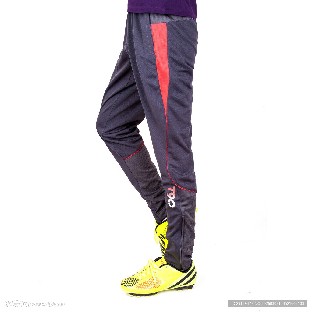 运动长裤搭配亮色运动鞋