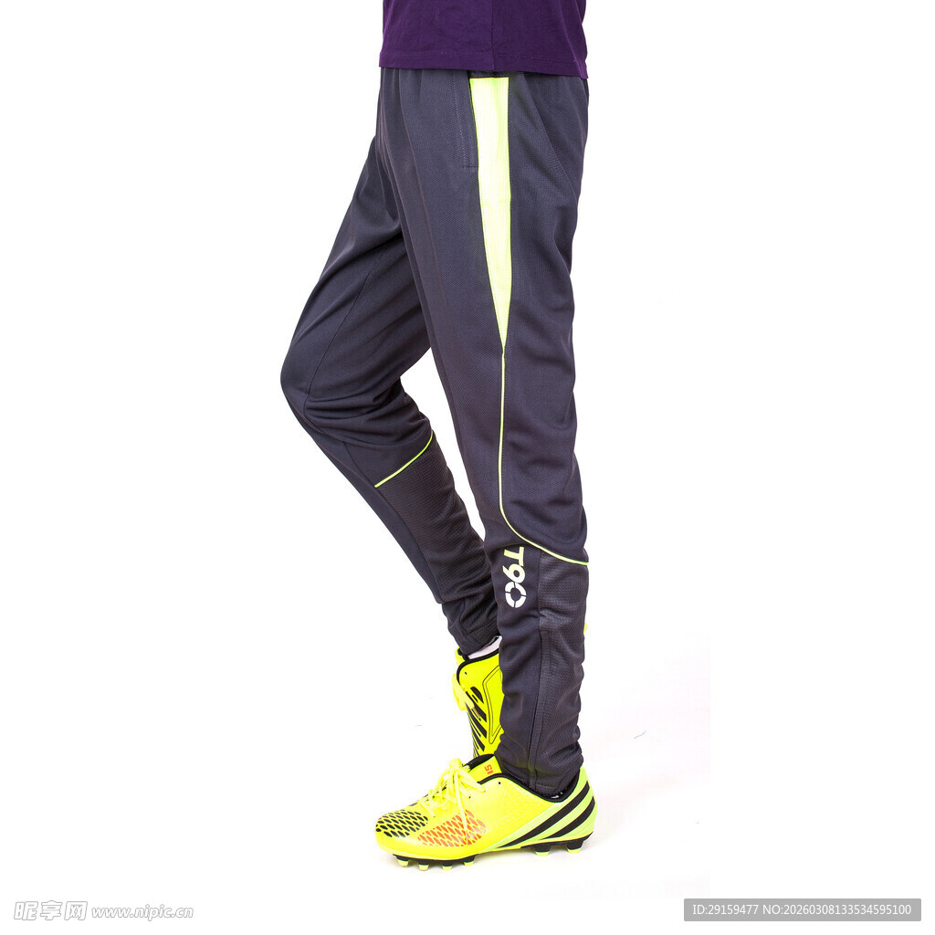 运动长裤搭配黄色运动鞋