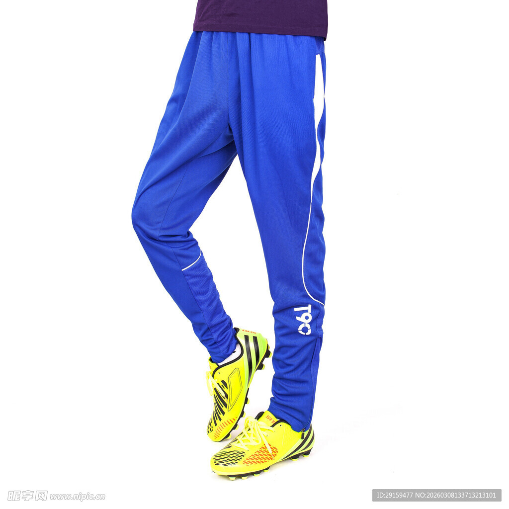 蓝色运动长裤搭配黄色球鞋