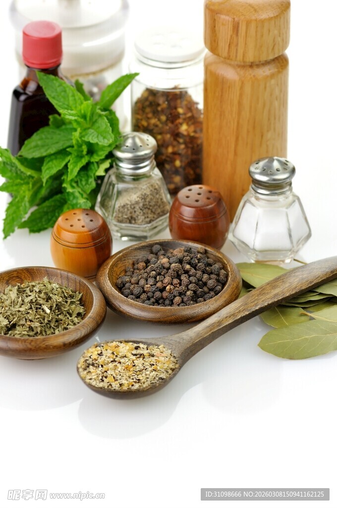 多样香料摆放在木勺与容器中