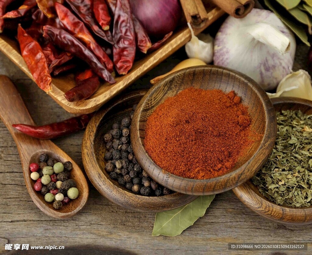 多样香料与酱料的诱人组合