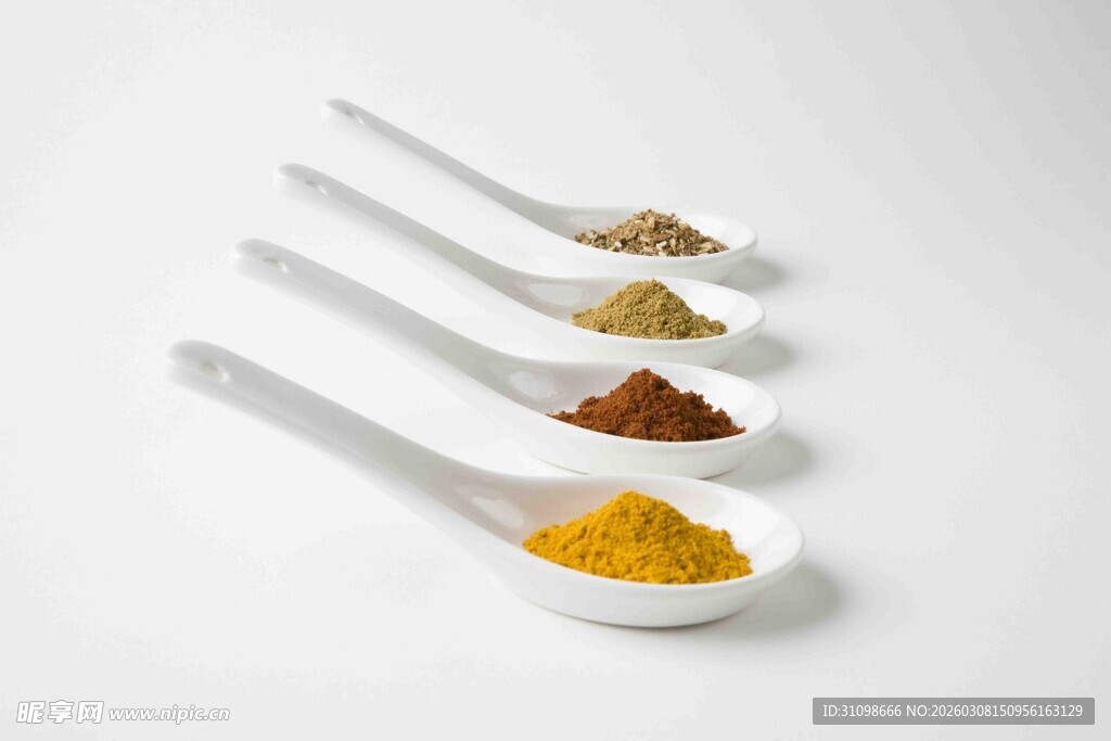 各式调料置于白色小勺中