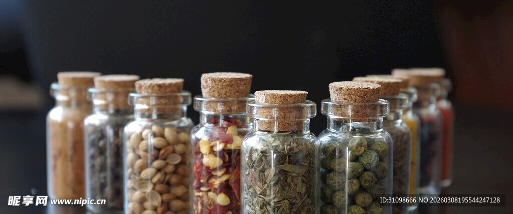 多样香料瓶整齐排列
