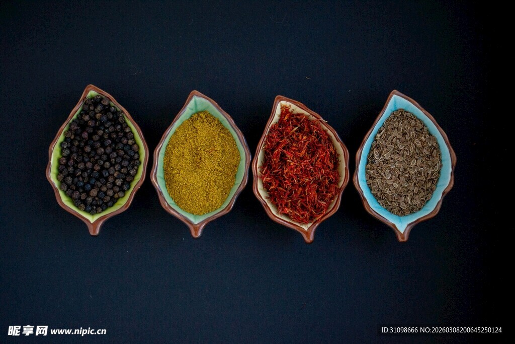 多彩香料盛于精致小碟中