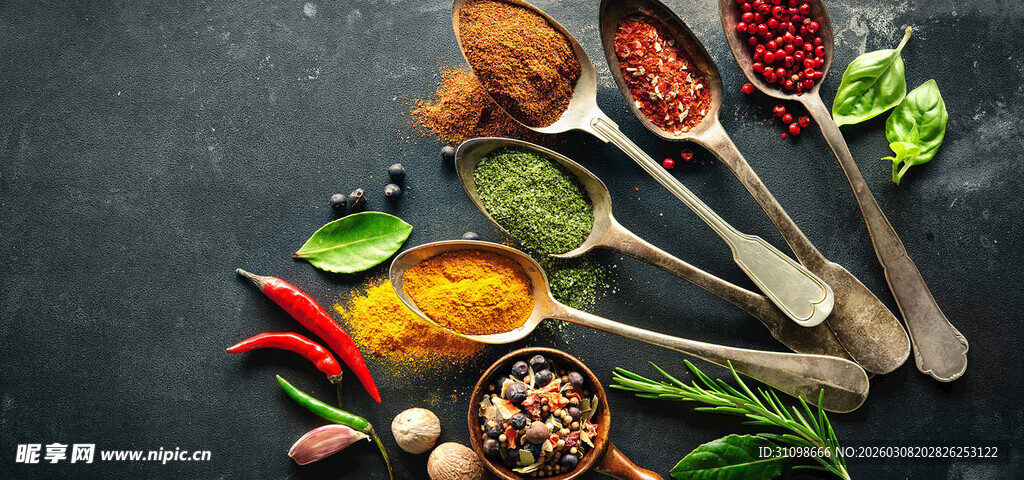 多彩调料与木勺的美味组合