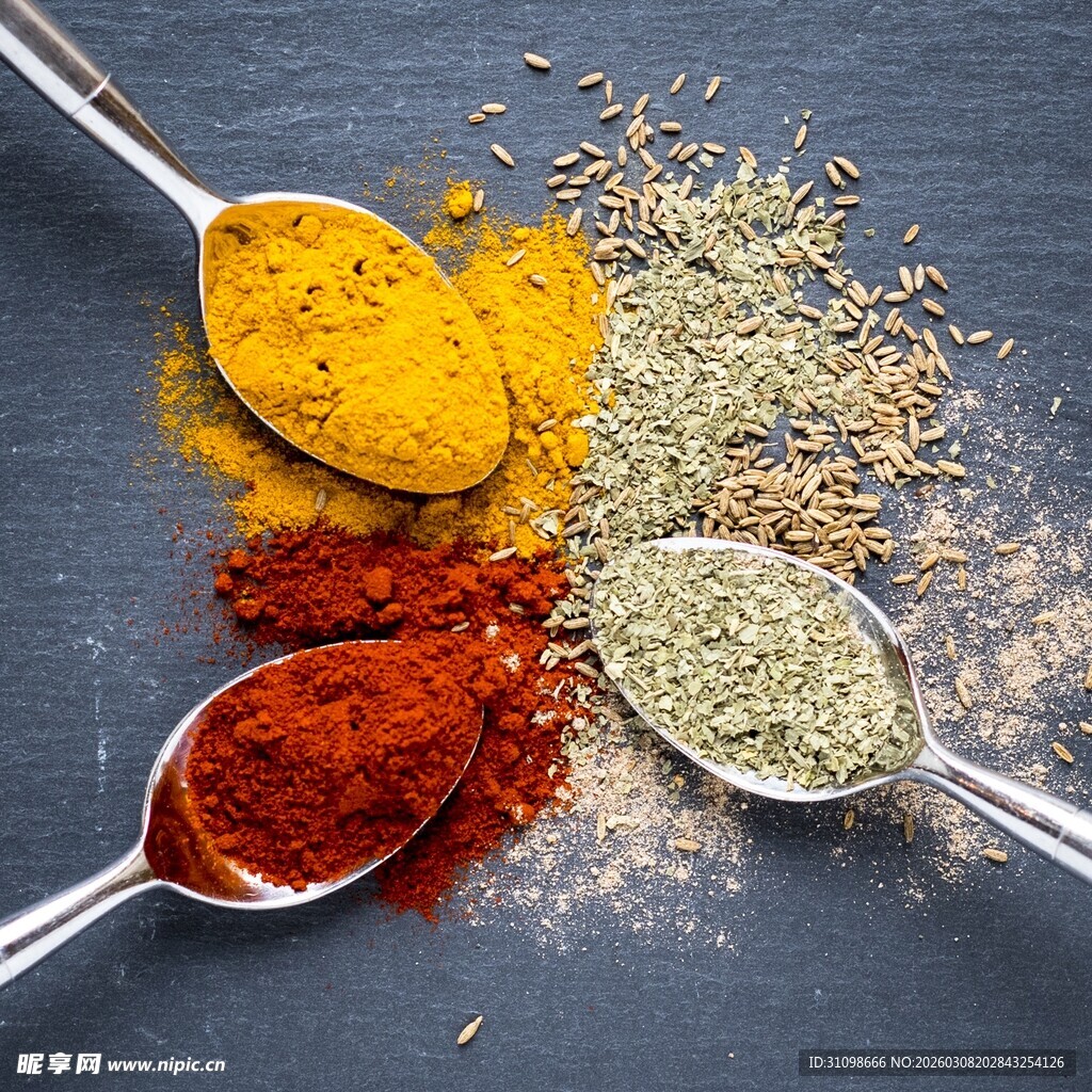 多彩香料置于金属勺中