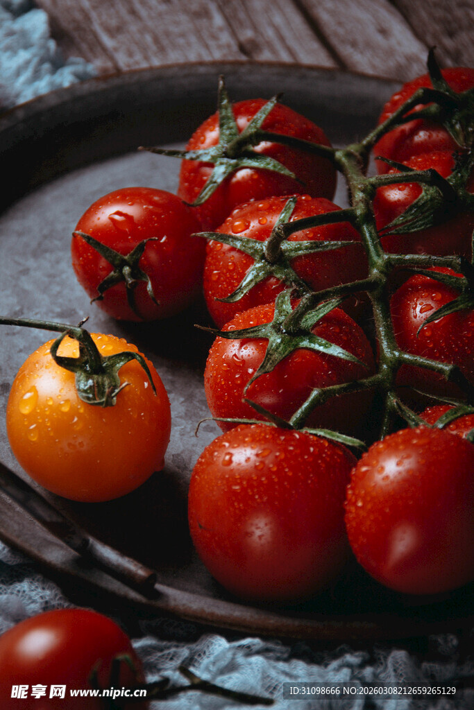 新鲜番茄摆放在古朴盘中