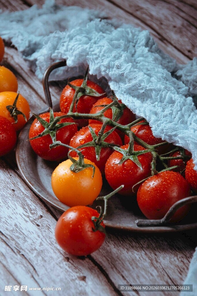 木盘上的多彩新鲜番茄