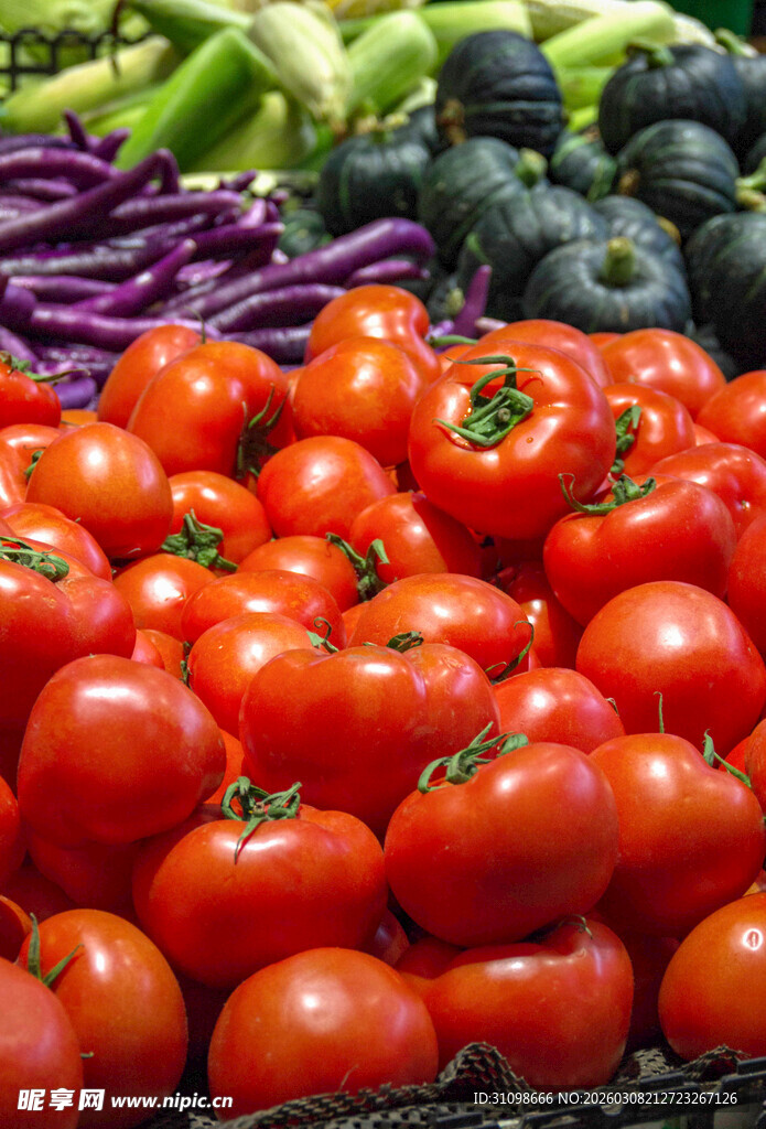 新鲜番茄与多样蔬菜陈列