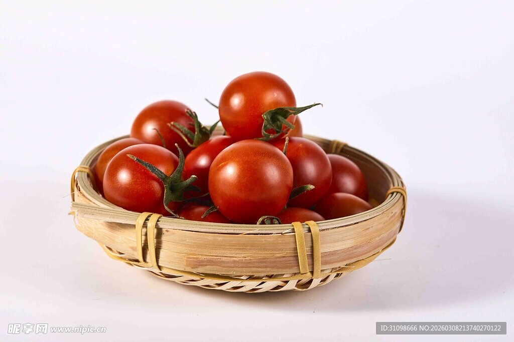 竹篮中的新鲜红番茄