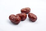 四颗饱满红干枣