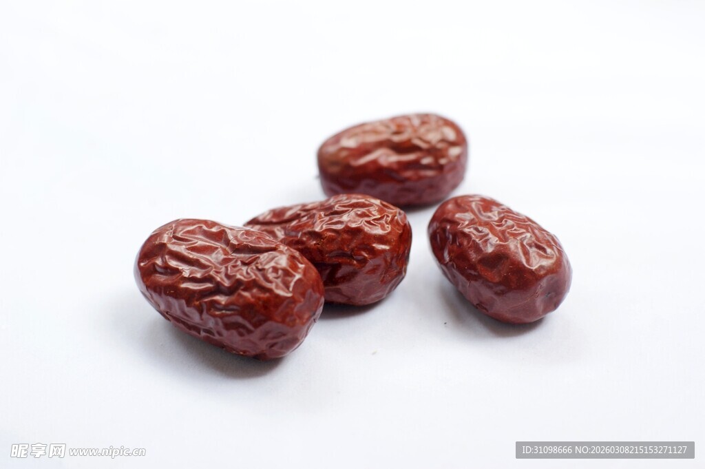 四颗饱满红干枣