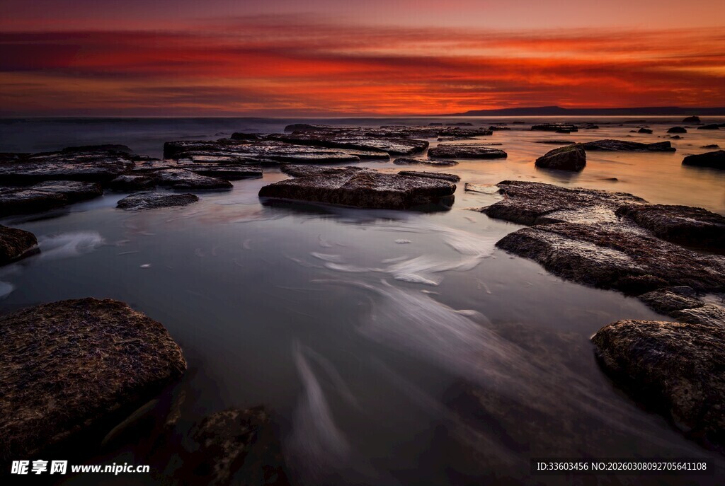 海边日落时的礁石美景