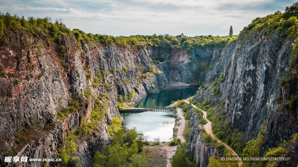 壮丽峡谷间的静谧湖泊