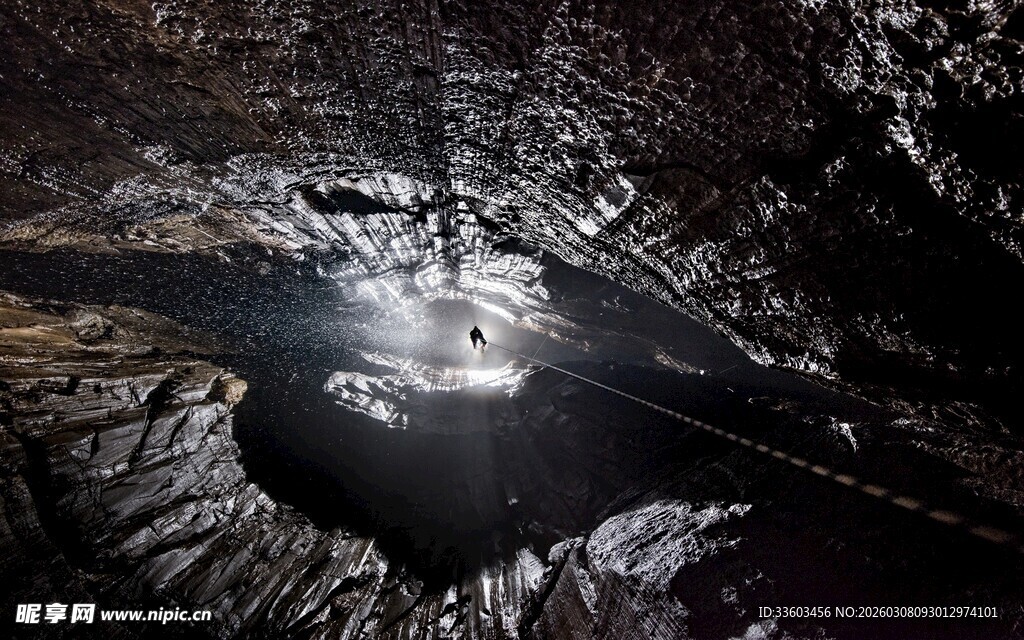 月球陨石坑壮丽景象
