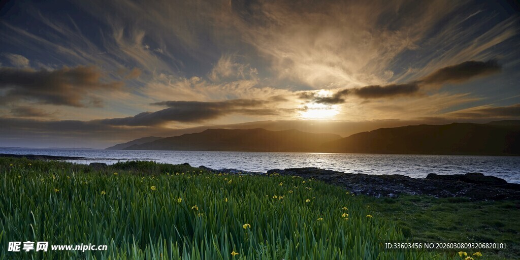 日落时分的草原与天际线