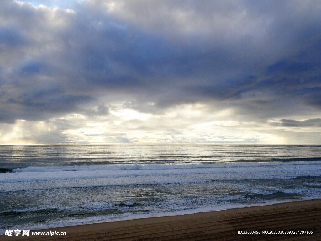 海边阴云下的壮阔海景