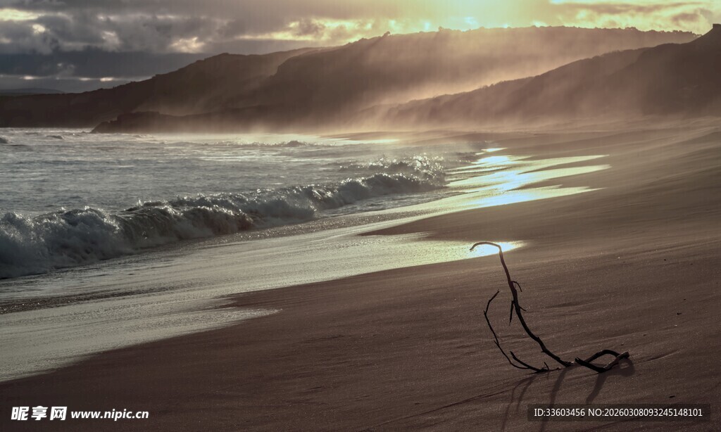 夕阳下静谧的海滩景象