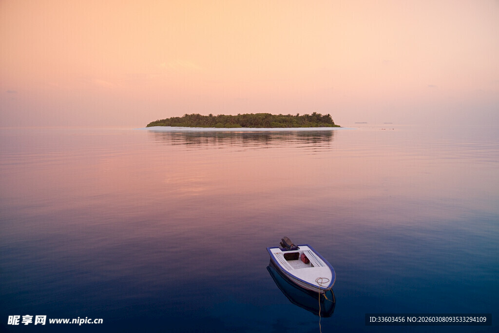 海上孤舟伴小岛黄昏景
