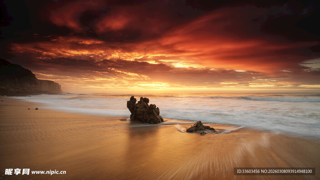 夕阳下的海边浪漫景象