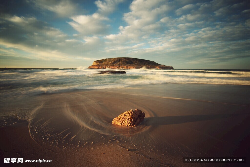 海边孤石与天际美景