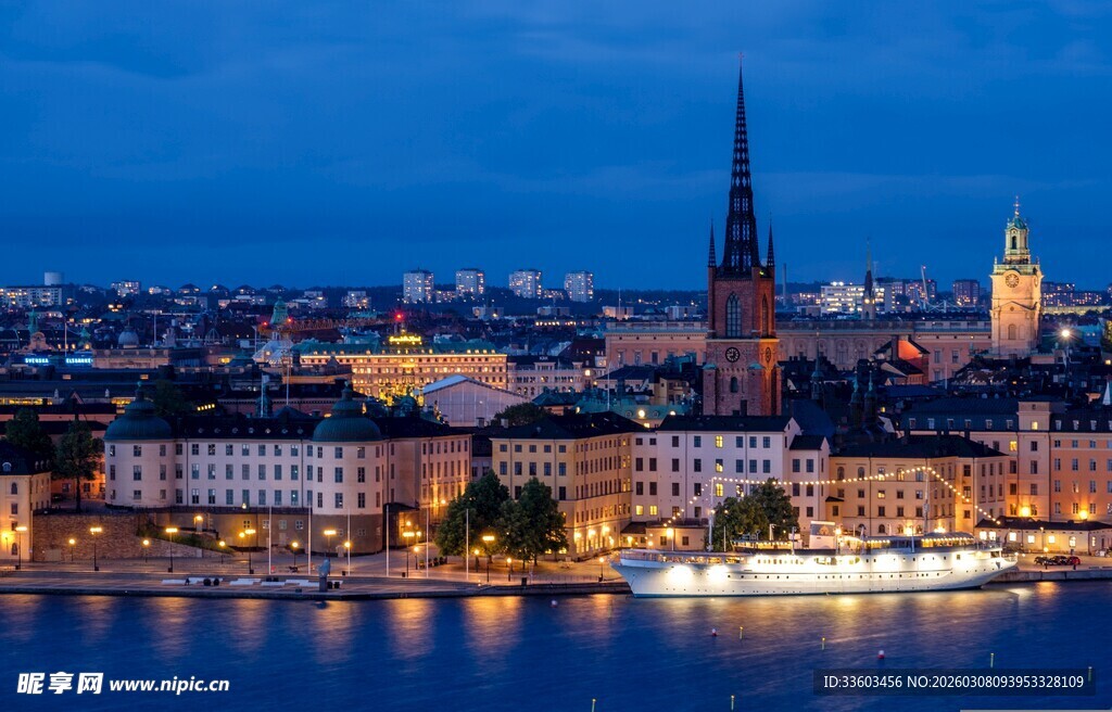 夜幕下的城市河畔美景