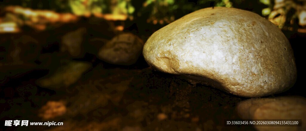 溪边圆润鹅卵石