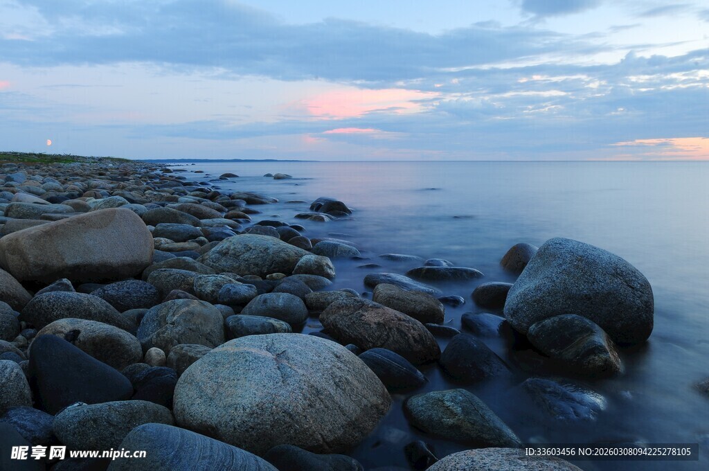 海边黄昏时的嶙峋礁石