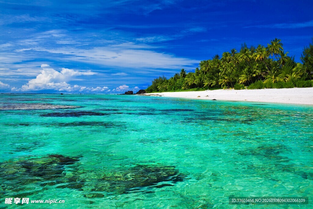 美丽热带海岛清澈海域风光