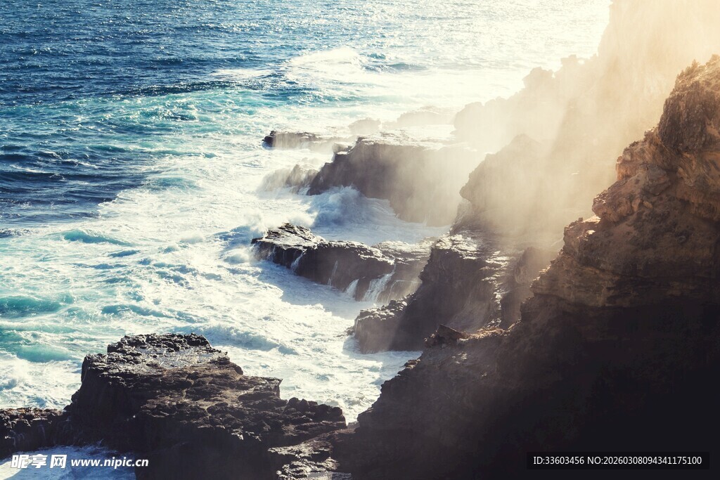 海边礁石与翻涌海浪