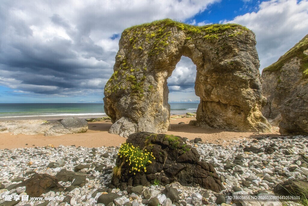 海边天然石拱门景观