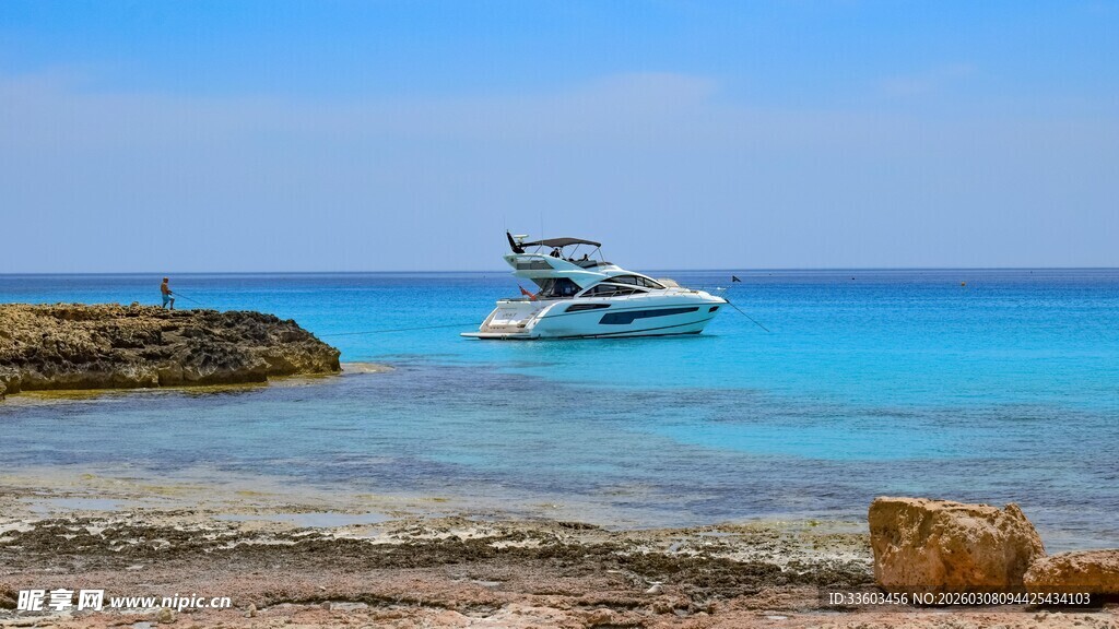 碧海旁的豪华游艇