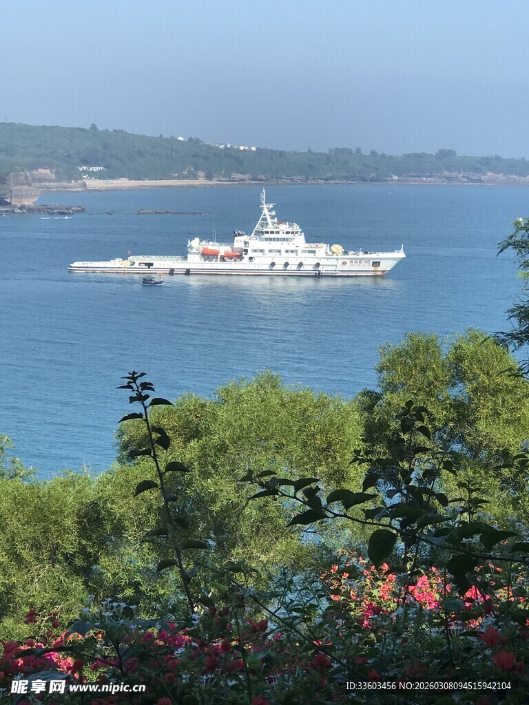 海上游船与岸边绿植景观