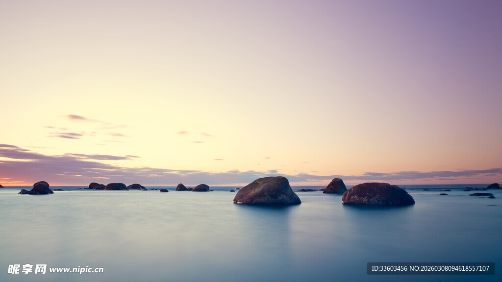 海边黄昏时的静谧礁石景观
