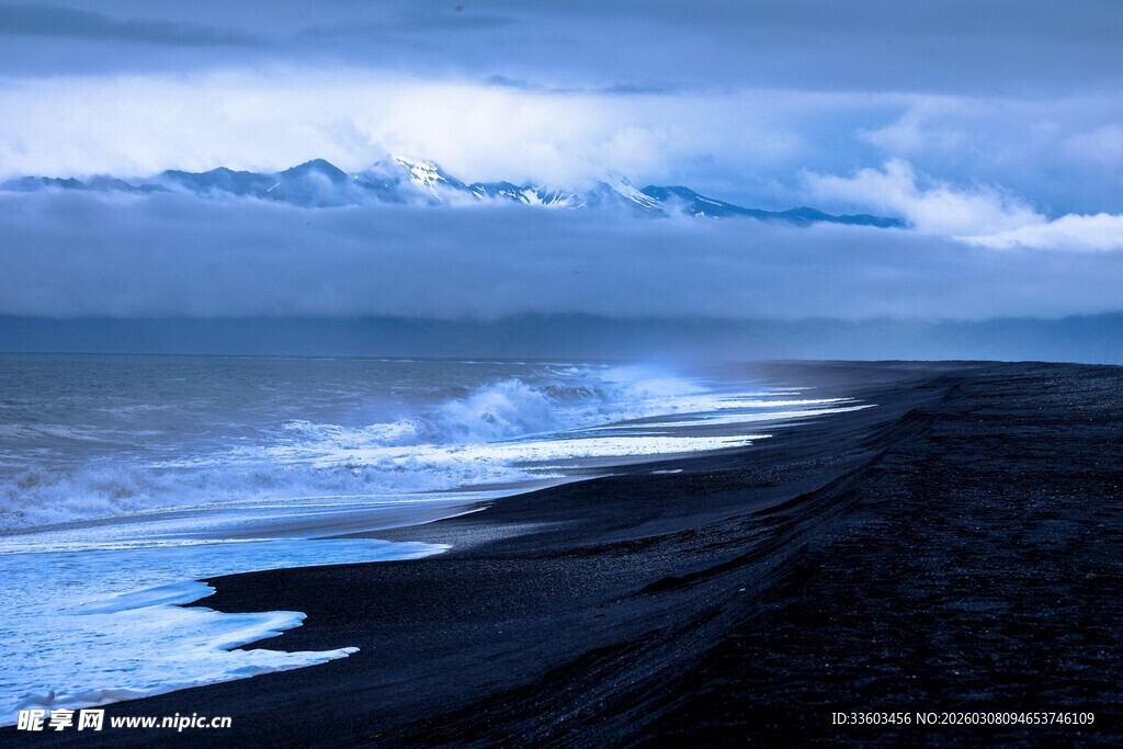 黑沙滩上的海浪与天际