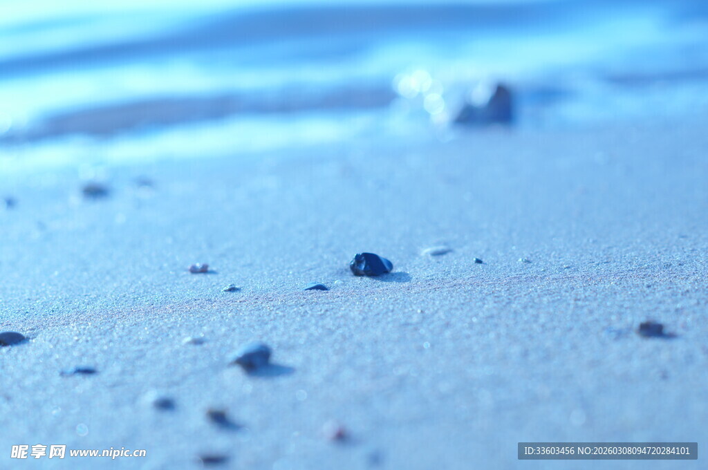 沙滩上的细碎蓝色物体