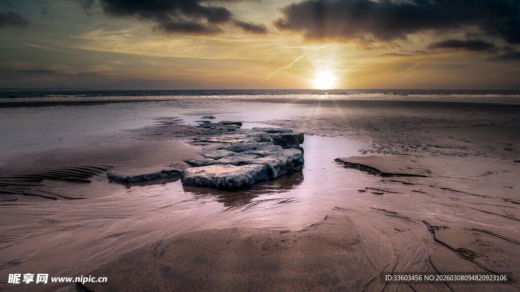 夕阳下的海边礁石风景