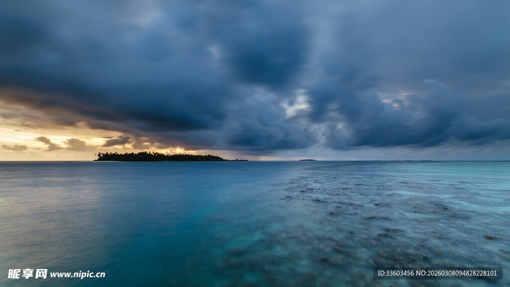 海上乌云下的静谧蓝色水域