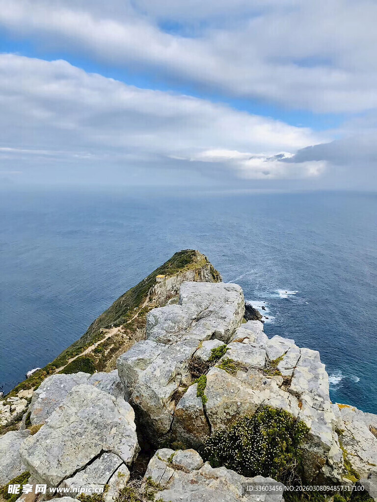 悬崖边俯瞰辽阔蓝色海洋