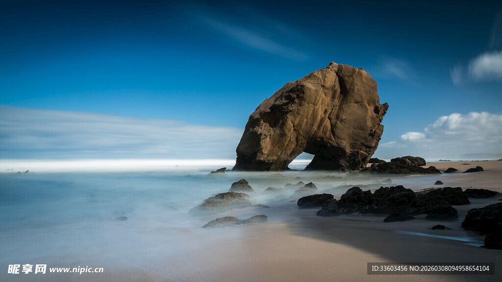 海边拱形岩石风景