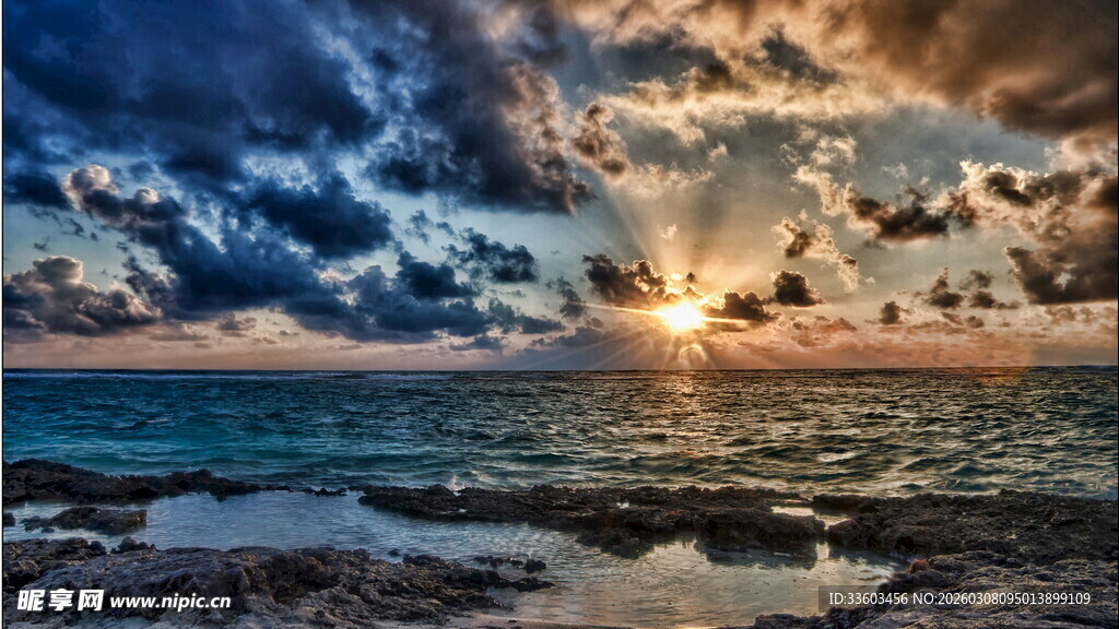 海上日出壮丽景观