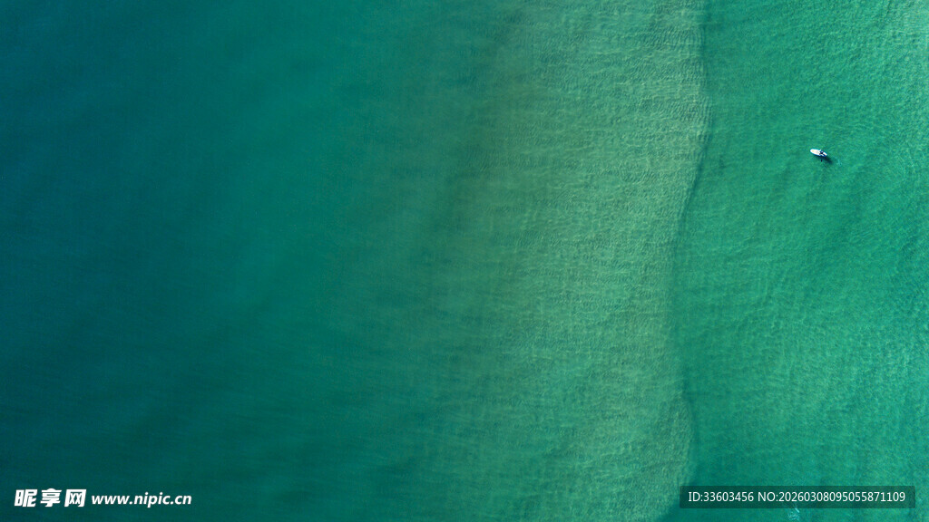 俯瞰翠绿海面与波浪