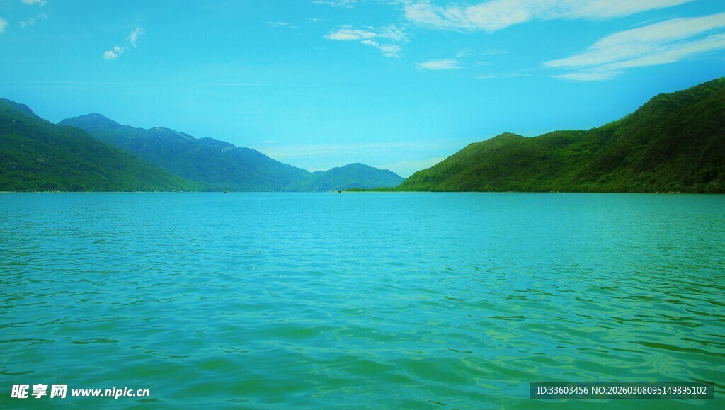 碧波青山间的宁静湖水