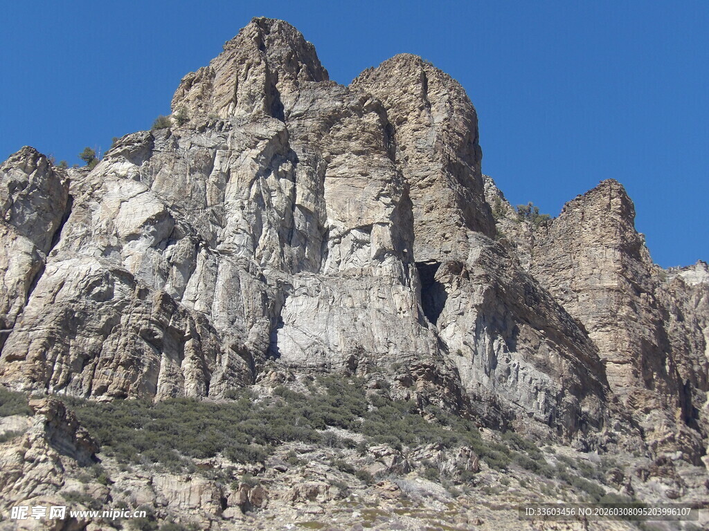 巍峨嶙峋的壮丽山峰
