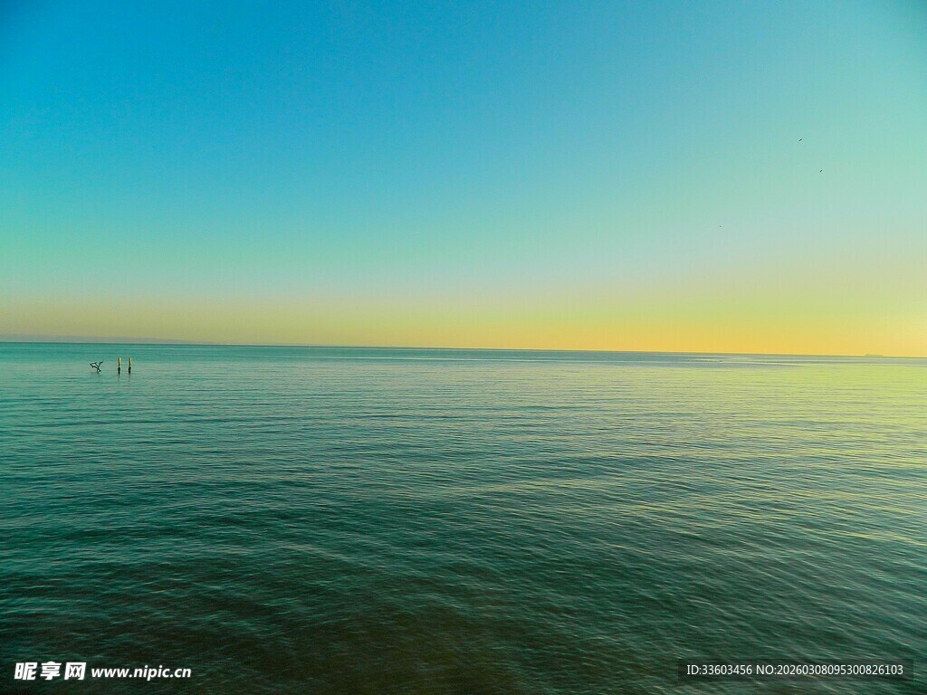 海边日出时分的辽阔海面