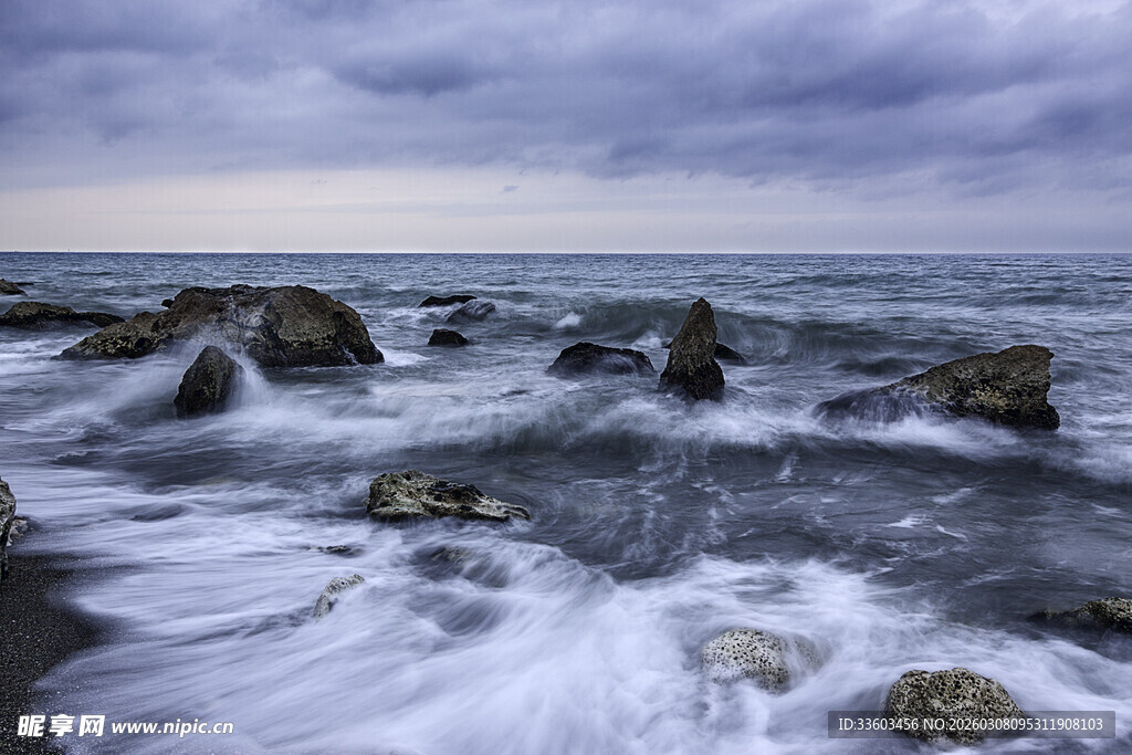 海边汹涌海浪拍打礁石