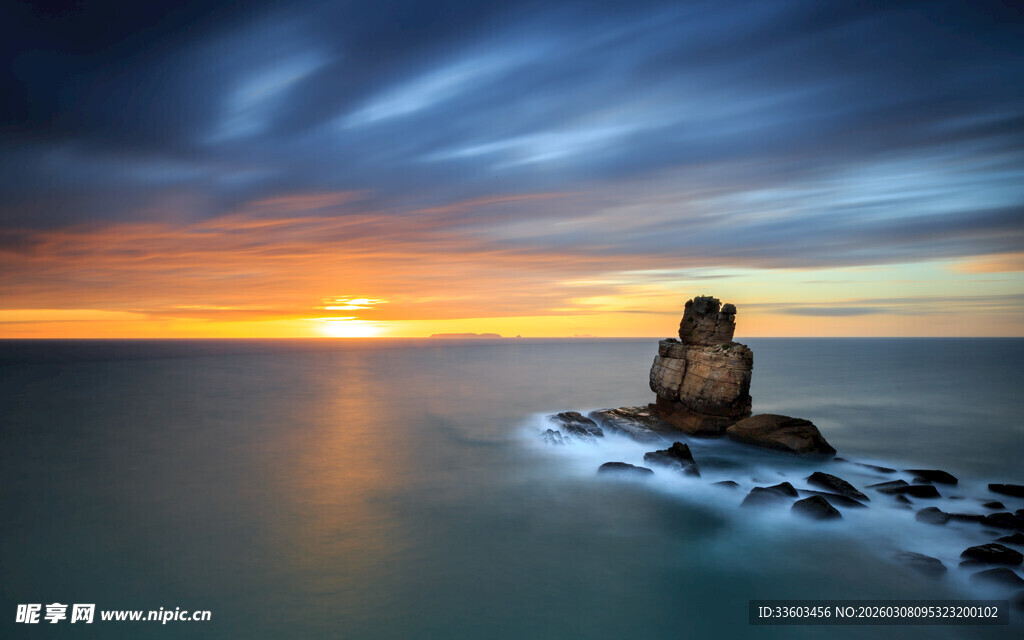 海边落日下的孤独灯塔