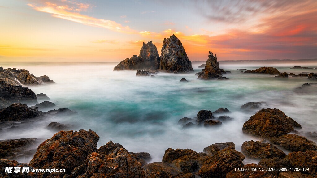 海边日落时的礁石美景