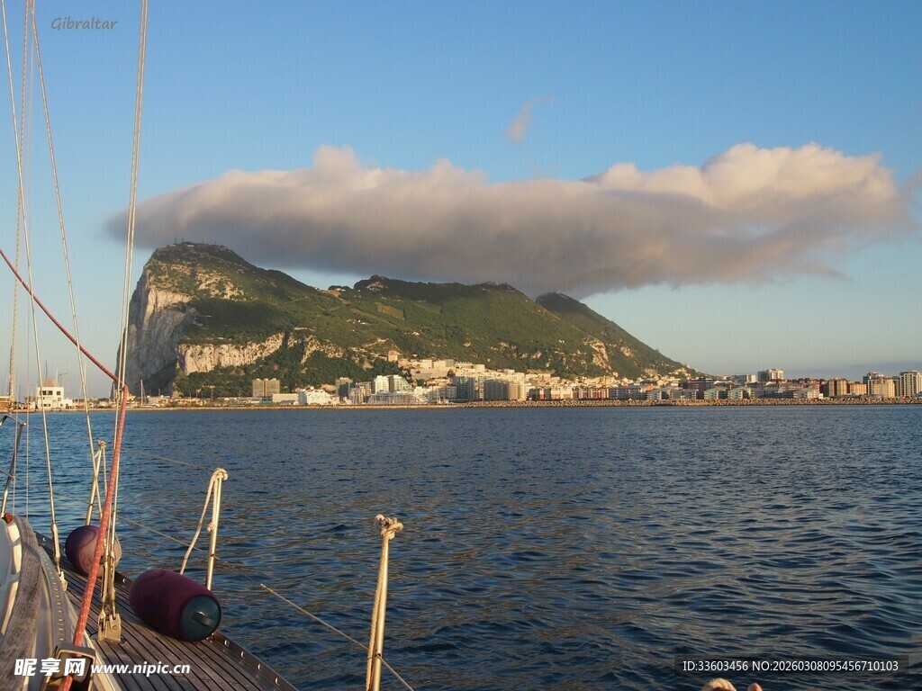 海上远眺山峦与城镇风光